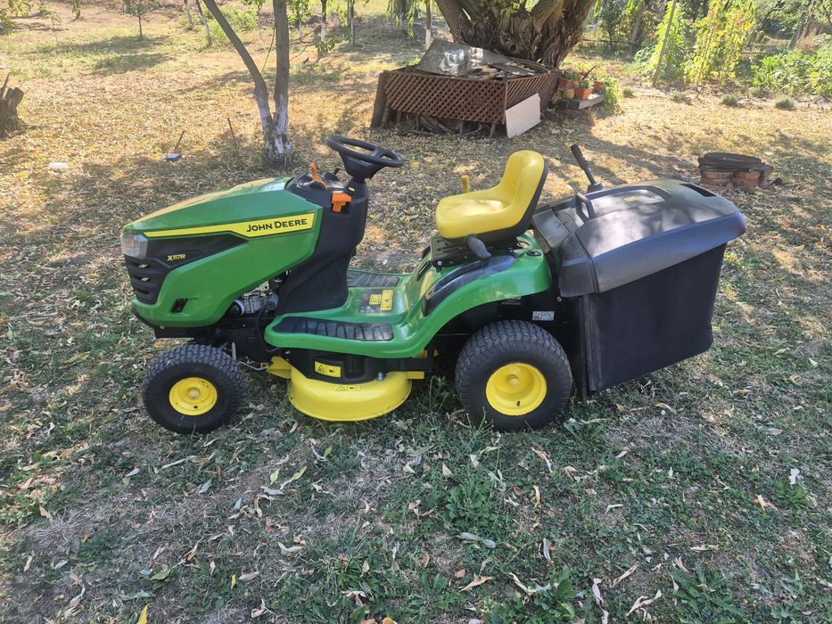 John Deere X117R 2022 Tractoras de tuns iarba