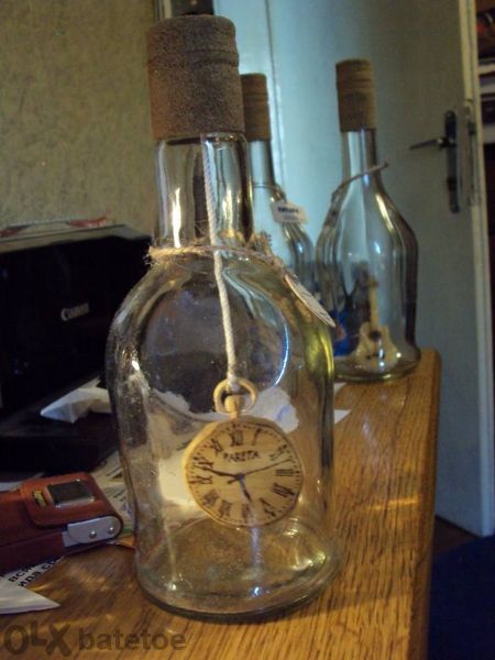 Бутилки с дървени фигури