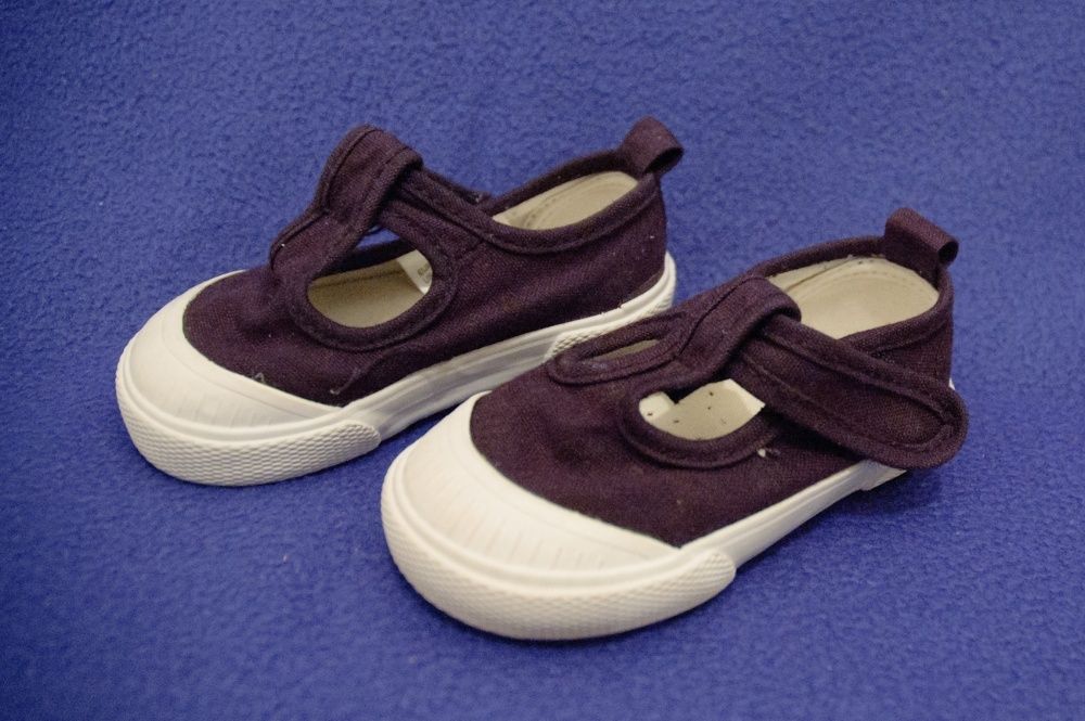 Tenisi băiețel H&M, mariumea 18/19;