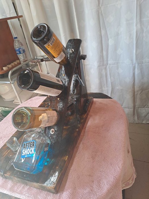 Продава се стойка за вино