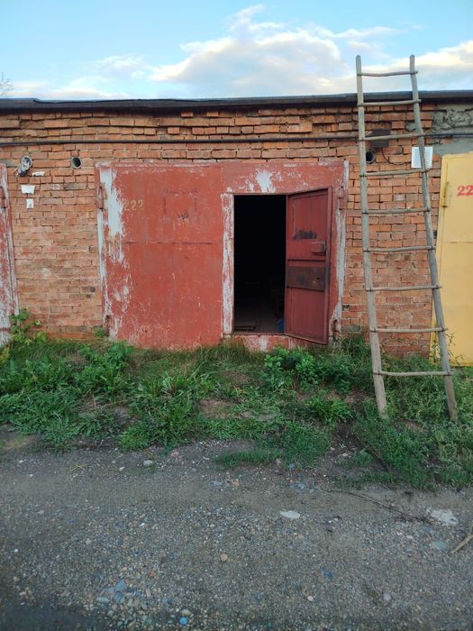 Продается кирпичный гараж в районе Аэропорта в трёх уровнях