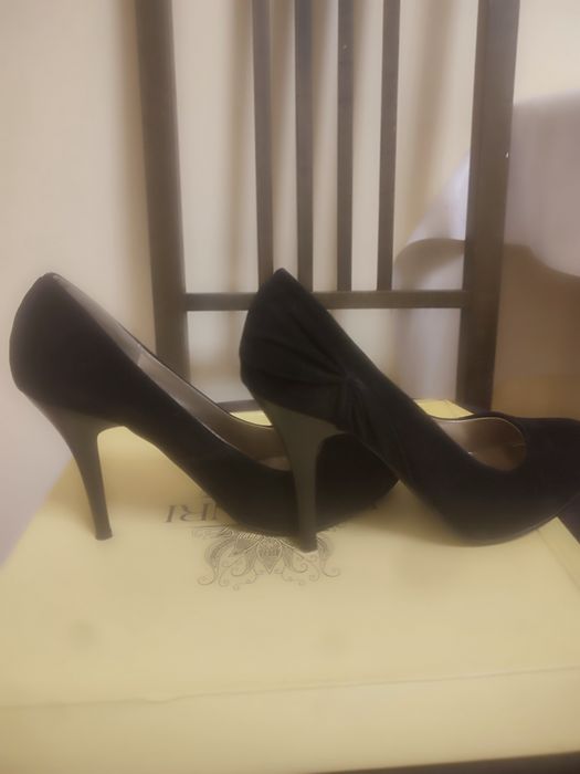 Продам черные туфли замшевые