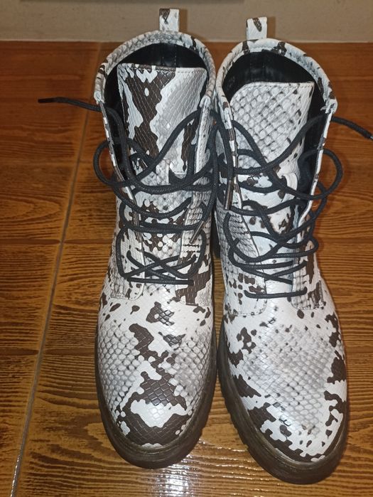 Дамски боти с връзки