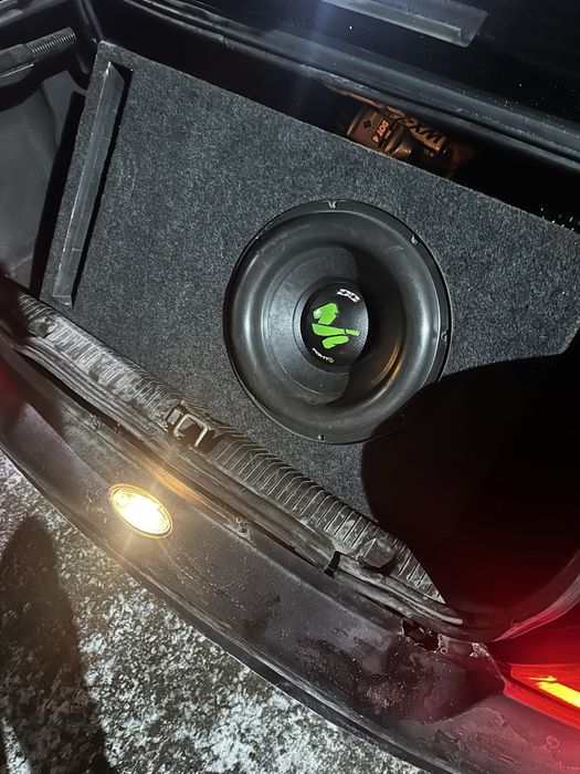 Продам сабвуфер с коробом