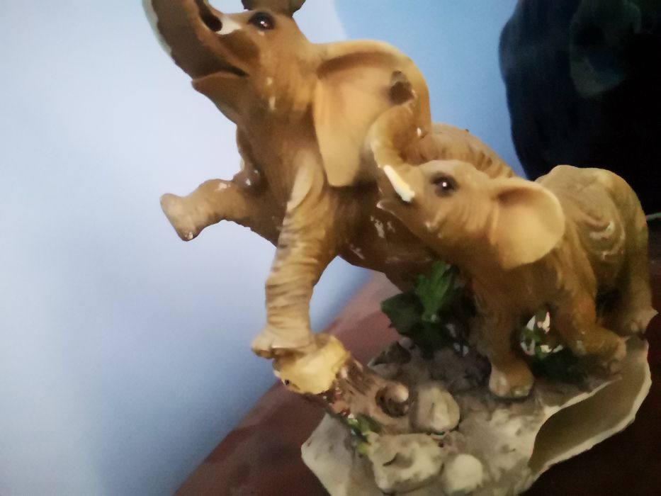 Сувениры слонов со слоненками