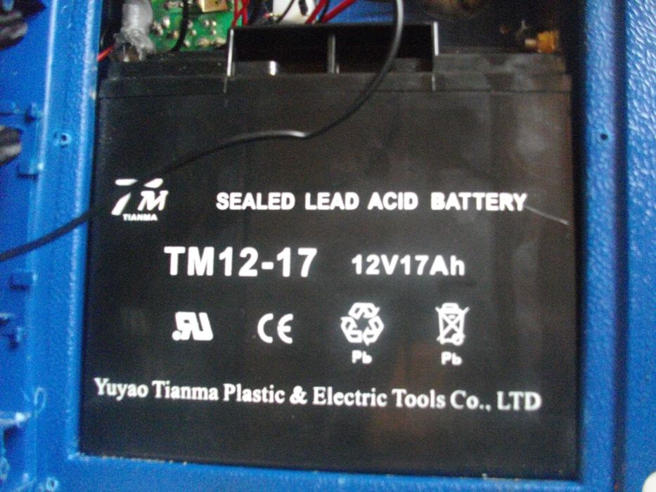 12/24V Немска Енергийна Зарядна Станция/ Зарядно Стартово Black Decker