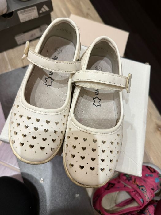 Модерни обувки за момиче