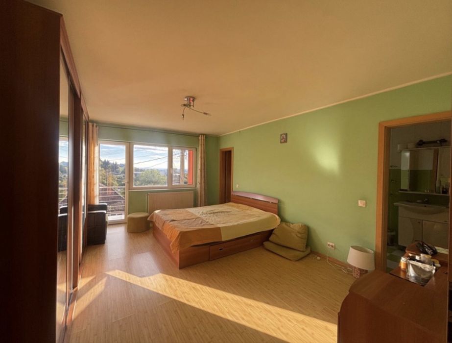 APARTAMENT  în vilǎ cu trei apartamente, garaj şi curte comunǎ