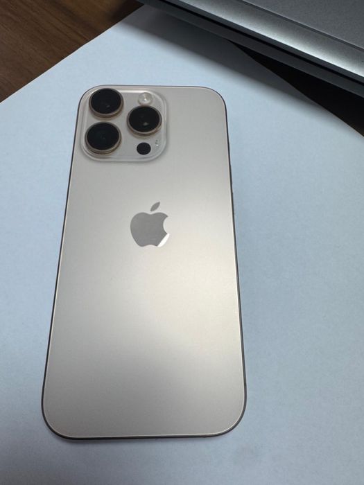 IPhone 16 Pro Max, 256 GB, respectiv IPhone 16 Pro, 256 GB