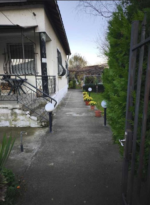 Къща с басейн и просторен двор в с. Скравена.