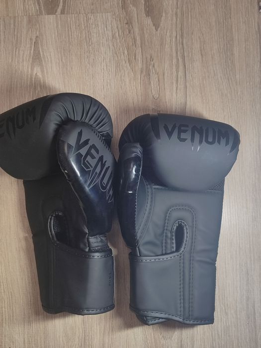 Перчатки боксерские Venum. 10 унций
