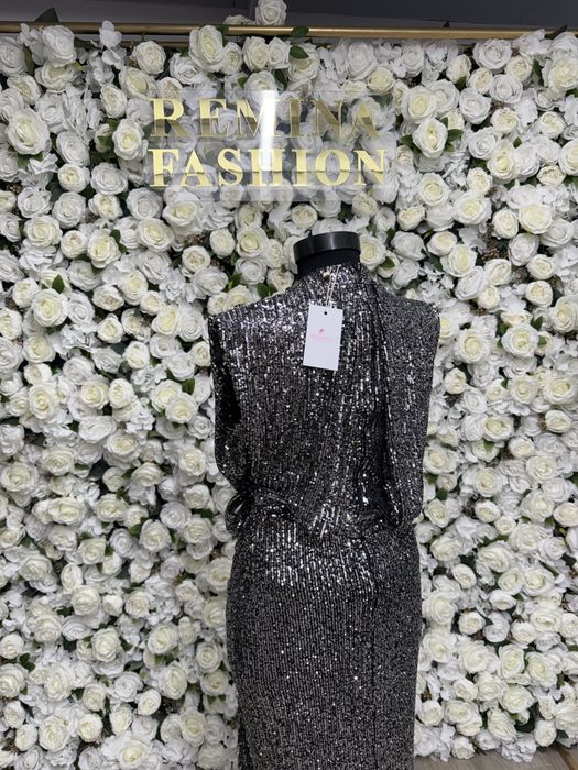 Официална рокля със сребристи пайети и колан