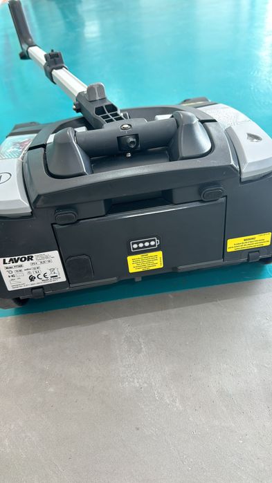 Vând mașină de spălat frecat uscat pardoseli super pret!!