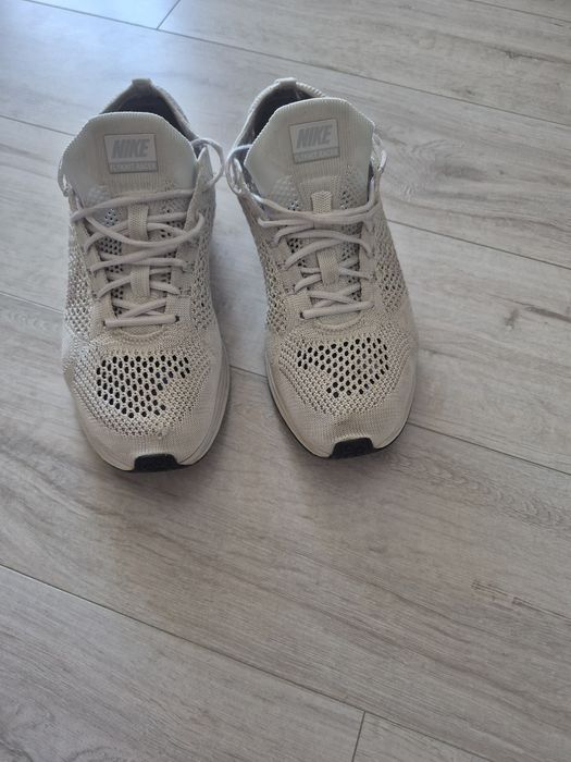 Nike Flyknit Racer „Triple White / Goddess” (cod 526628-100)