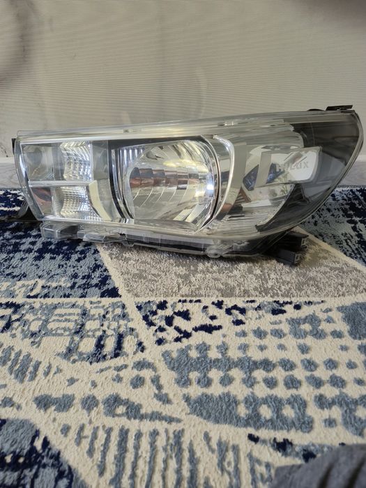 Фара на Toyota Hilux