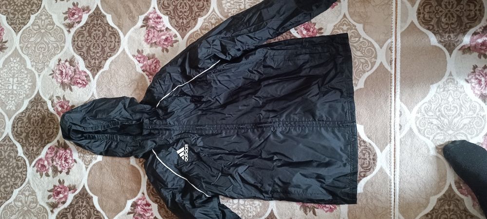 Продавам ветровка на Адидас
