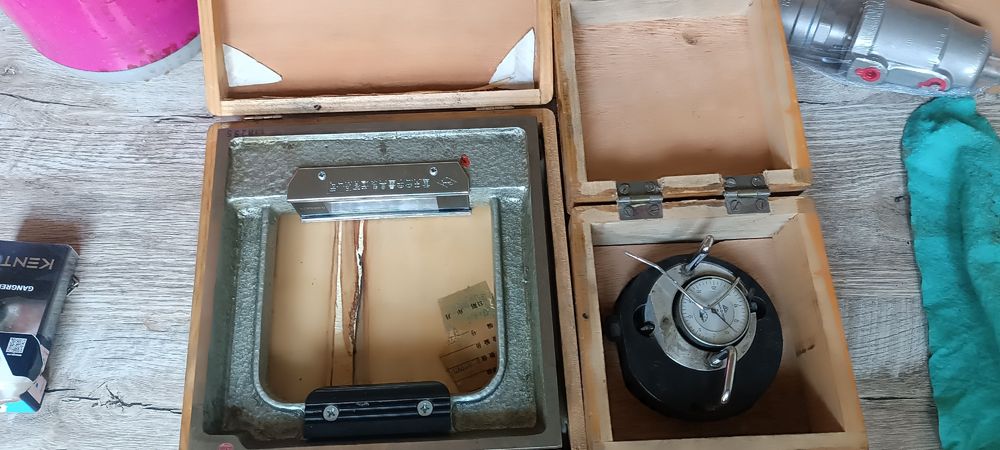 Продается уровень и измерительный прибор