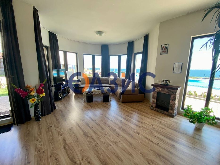 Двуетажна градска къща на първа линия море с невероятна гледка в