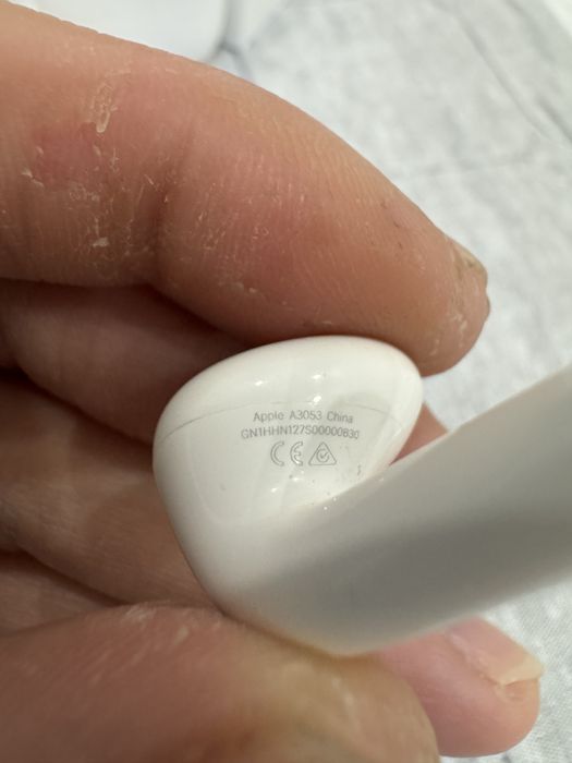 AirPods 4 новые Продам