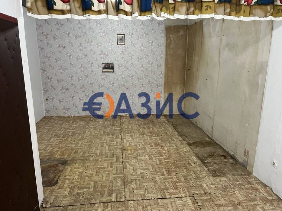 Двуетажна къща в центъра на гр. Свети Влас 245 м2, и двор 1 149 м2,