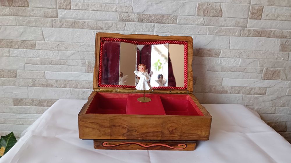 Стара дървена музикална кутия за бижута