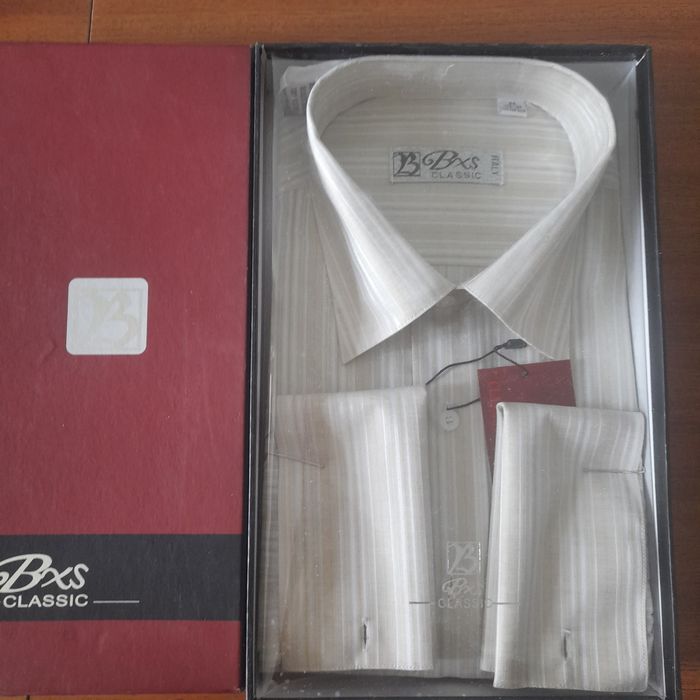 Рубашку новую продаю.