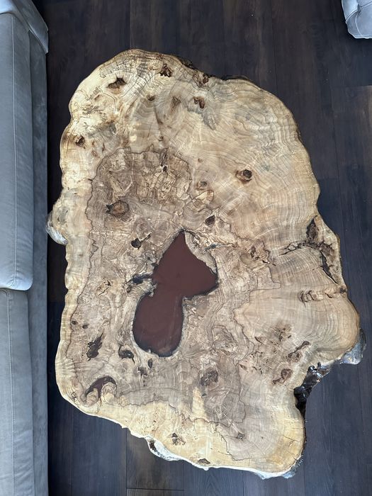 Холна маса от масив орех с епоксидна смола