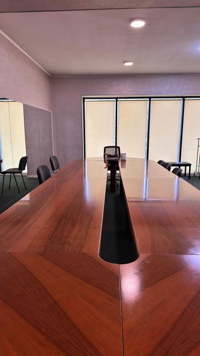 Стол для совещаний / кабинет руководителя — массив дерева, 6 м x 2,5 м