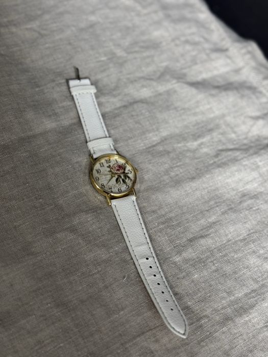 Часы с белым браслетом