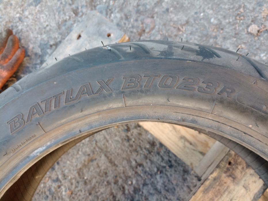 O anvelopa  Bridgestone 160/70 R17.