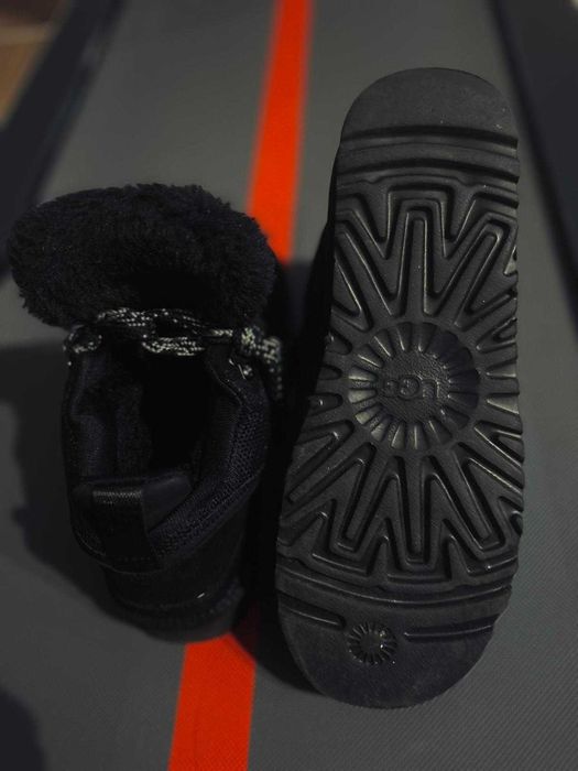 UGG Lowmel Black