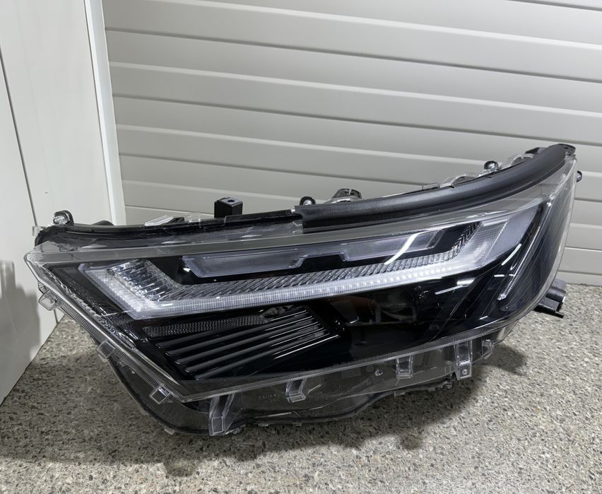 Far stânga Toyota Rav 4 facelift full led