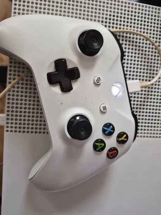 Xbox One S 1Tb + controller