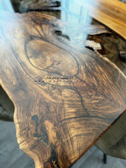 Маса от естествено дърво и епоксидна смола