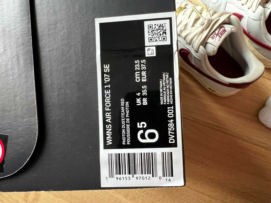 Air Force 1 '07 SE Swoosh Pocket, ca noi (foarte putin purtati)
