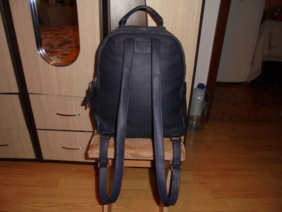Ruxac de Dama,Nou,Impecabil,cu 4 compartimente.Pret-150 de Lei .