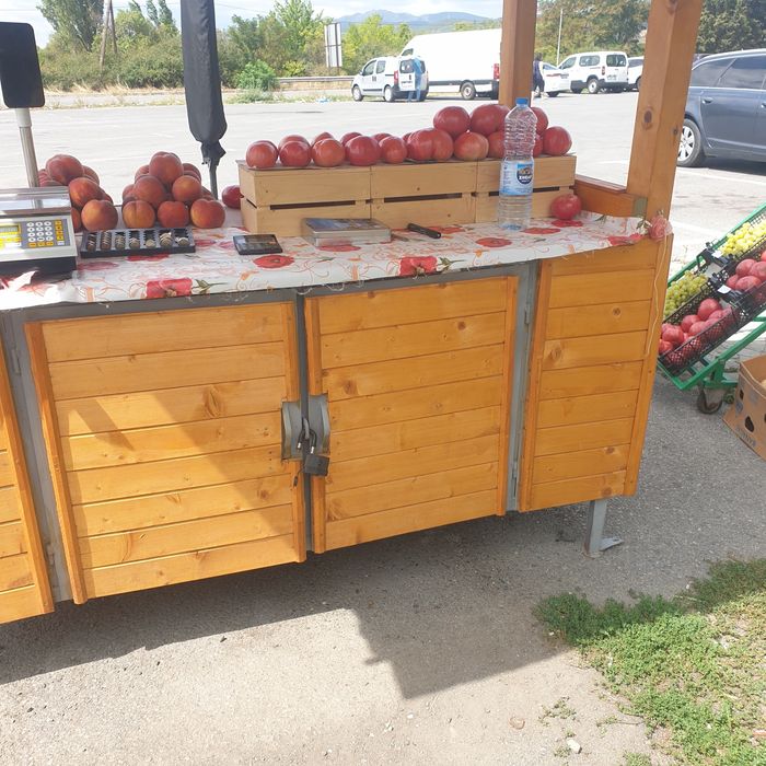 Пазарска маса метална,облечена с  дърво