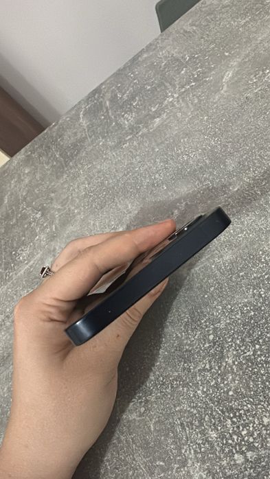 iPhone 12, baterie 77%