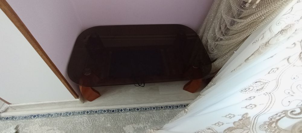 Steklyanniy jurnalniy stol