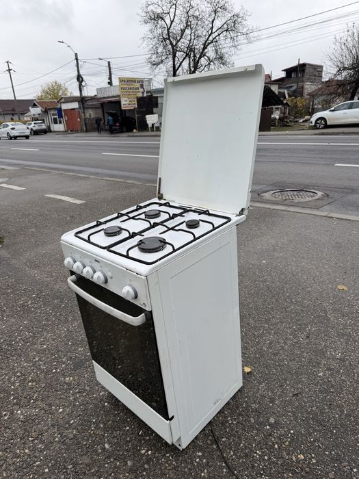 Vand aragaz cu patru ochiuri