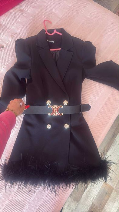 Рокля с колан и естествен пух