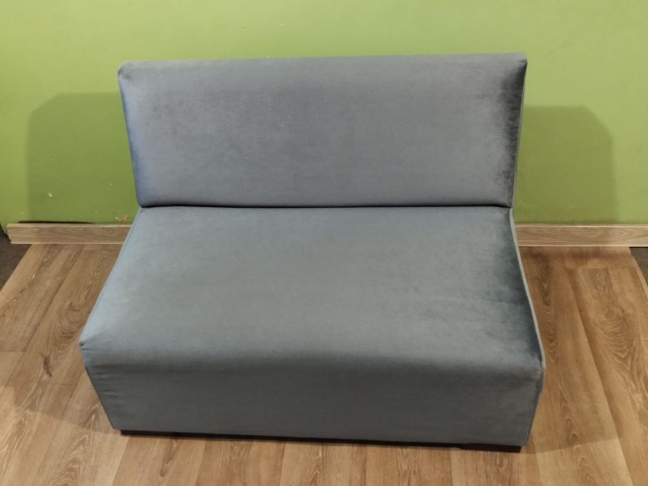 Vând canapea pentru 2 persoane din catifea gri