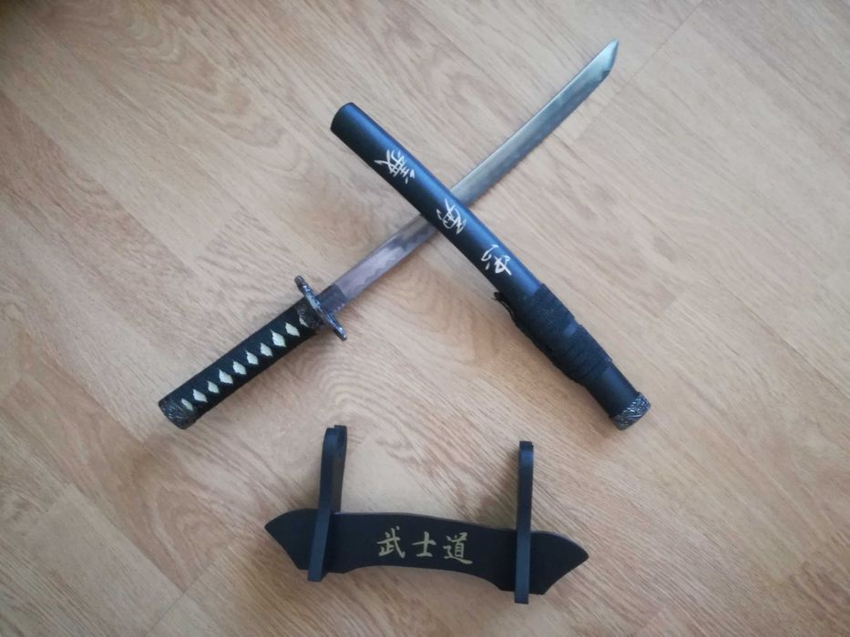 Vand sabie japoneză cu suportul din lemn
