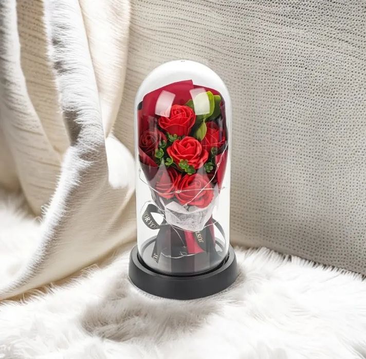 Вечен романтично осветен букет рози.