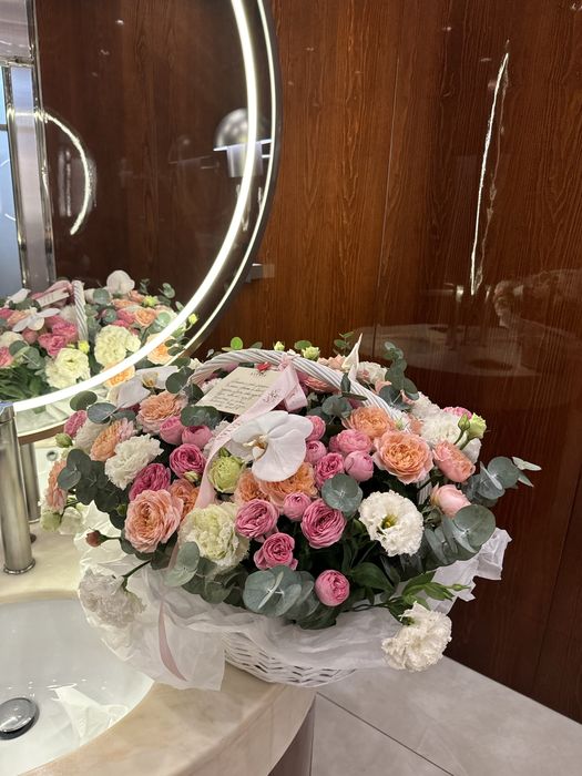 Цветы в корзине