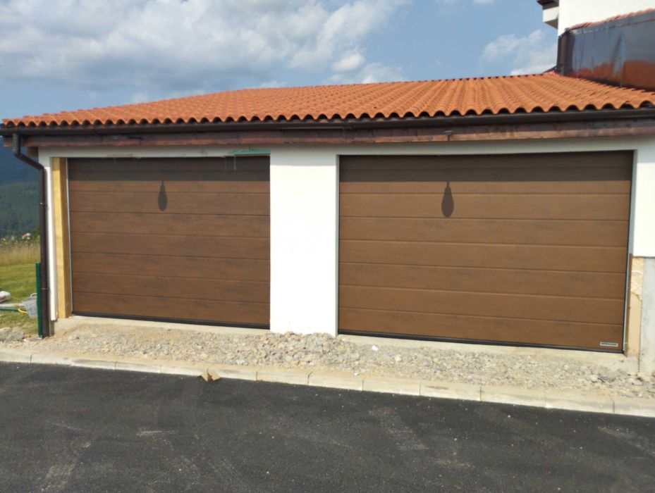 Немски гаражни секционни врати Хьорман с размер 3000х2125