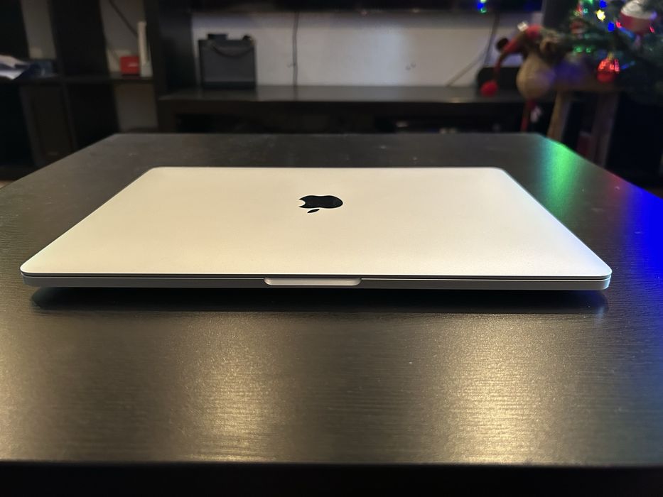 Vând Macbook Pro m1 produs 19.04.2021, SSD 500 GB, baterie 278 cicluri