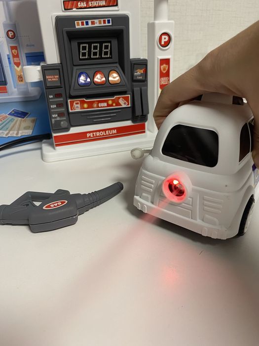 Бензиностанция и кола със звукови и светлинни ефекти