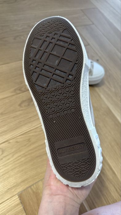 Продаю оригинал Burberry кеды,