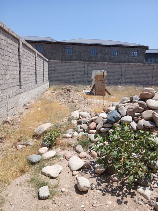 Uchastka yer sotiladi. Dacha qilish uchun tayyorlangan.